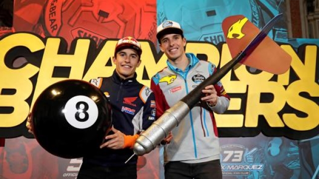Marc Marquez (a sinistra) festeggia con il fratello Alex le vittorie dei Mondiali MotoGP e Moto2