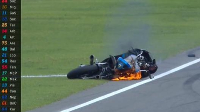 La moto di Dennis Foggia a fuoco dopo l'incidente
