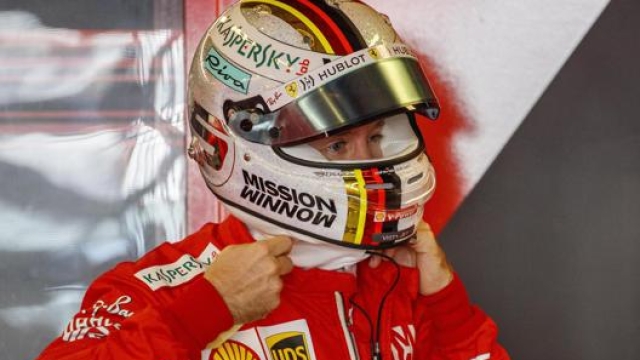 Sebastian Vettel ai box Ferrari ad Abu Dhabi