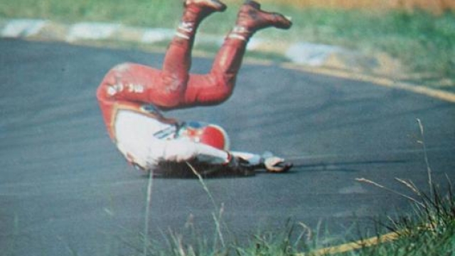 Una caduta di Giacomo Agostini