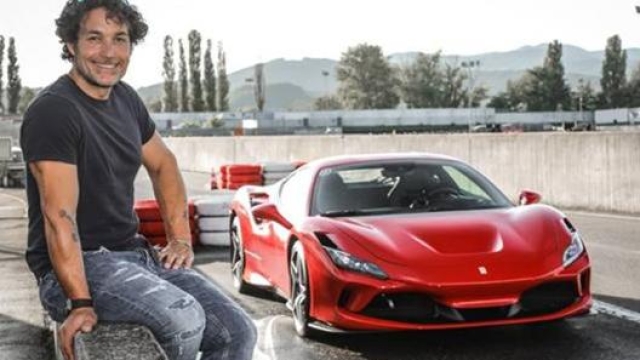 Giorgio Rocca accanto alla Ferrari F8 Tributo che ha provato per noi. Piloterà ad Adria la smart della Gazzetta