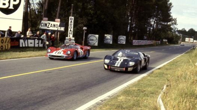 La Ferrari n.16 di Attwod/Piper, a sinistra, contro la Ford di McLaren/Amon. Getty