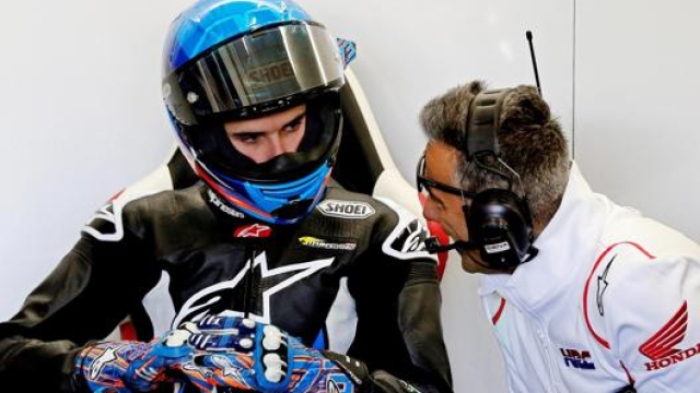 Alex Marquez a colloquio con un tecnico Honda. Epa