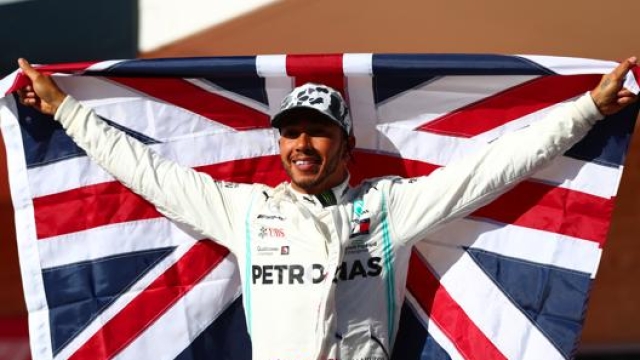 Lewis Hamilton festeggia il 6° mondiale. Afp
