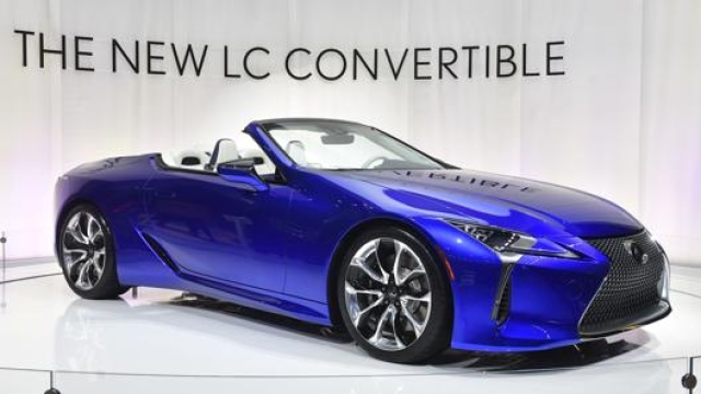 La Lexus LC Convertible al salone di Los Angeles. Afp
