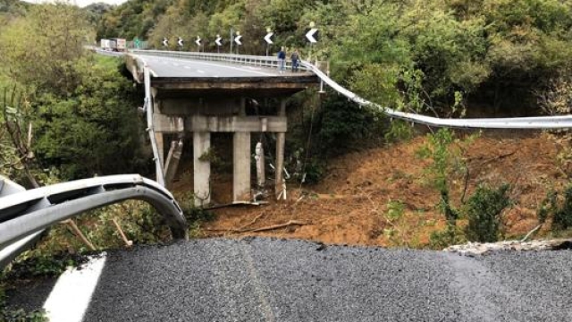 Il tratto di viadotto Madonna del Monte della A6 vicino Savona crollato domenica 24 novembre. Ansa