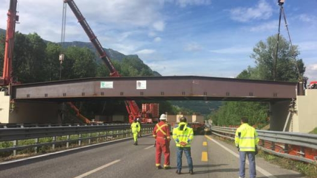 La posa di un nuovo ponte in provincia di Lecco. Ansa
