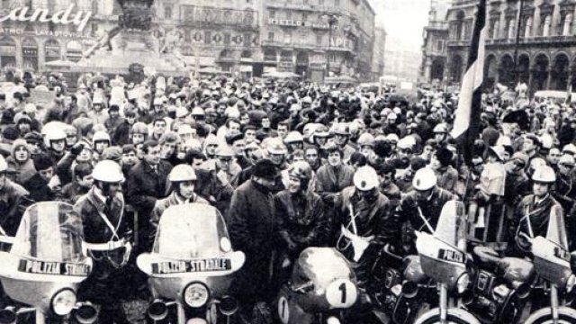 Agostini e la sua MV 500 in prima fila a guidare il corteo che sfila nelle strade del centro di Milano per la Rosa d’Inverno