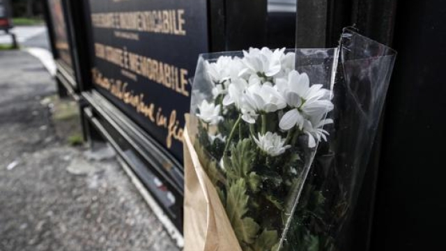Un mazzo di fiori lasciato in corso Francia a Roma. Ansa