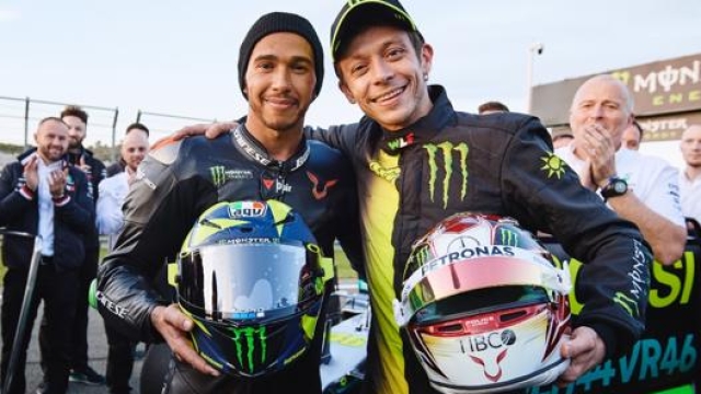 Valentino Rossi e Lewis Hamilton nello 'scambio' di Valencia