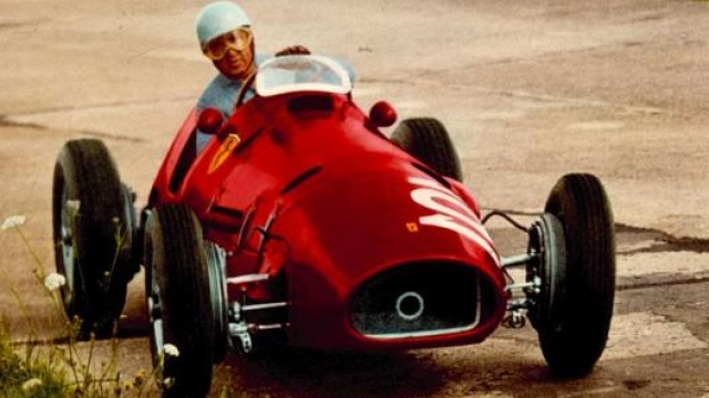 Alberto Ascari sulla Ferrari 500 F2 con cui vinse il Mondiale piloti 1952. Per la rossa in quell’anno anche il titolo costruttori. RCS
