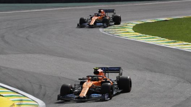Lando Norris seguito da Carlos Sainz nel GP del Brasile. LaPresse