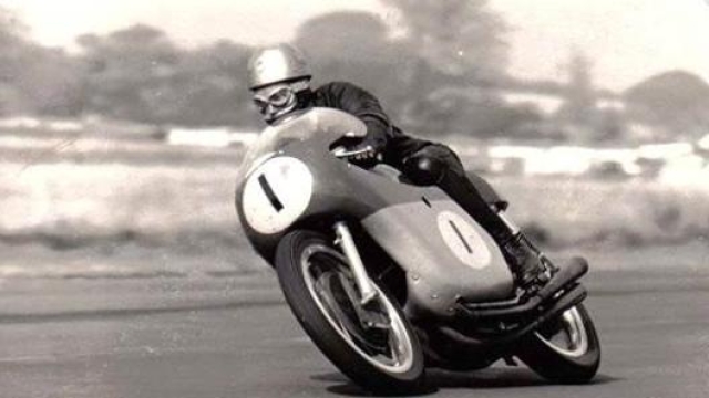 Nel 1960 arrivò secondo in tre cilindrate diverse, quattro vittorie, sei secondi, un terzo e due quinti posti e una sola caduta