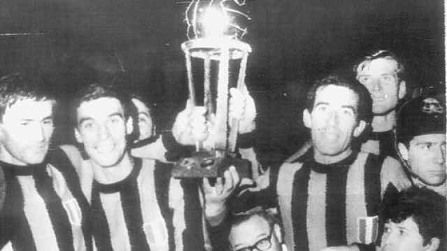 Tarcisio Burgnich, Aristide Guarneri, Armando Picchi e Giacinto Facchetti con la Coppa Intercontinentale del  1965. Ap