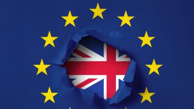 La Gran Bretagna sarà fuori dalla Ue il 31 gennaio 2020, poi le parti avranno 11 mesi per negoziare gli accordi commerciali e fiscali