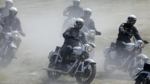 Un’esibizione di motociclisti dell’esercito indiano a Bangalore. Epa