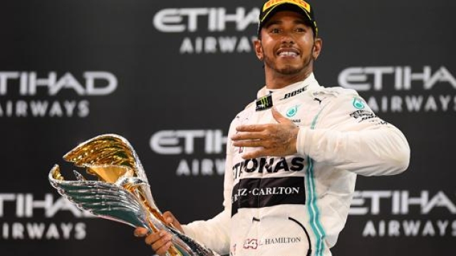 Lewis Hamilton esula sul podio di Abu Dhabi