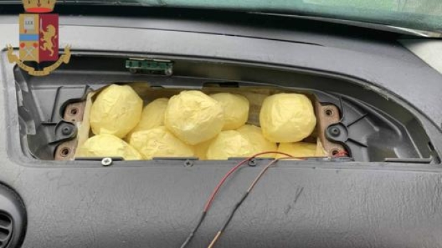 La droga nascosta nel vano dedicato all’airbag.  Novamilano