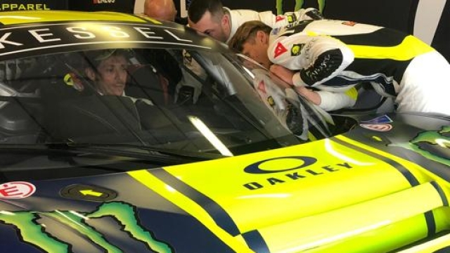 Valentino Rossi in auto con Alessio Salucci e Luca Marini
