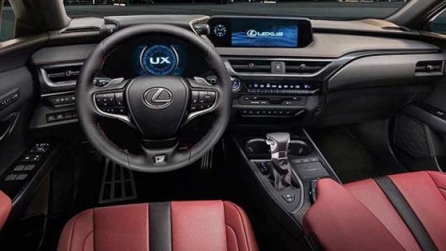 Lusso e tecnologia nell’abitacolo di una Lexus