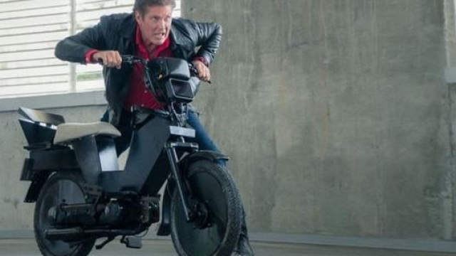 David Hasselhoff pronto a salire su un ciclomotore Piaggio Si camuffato in stile Supercar