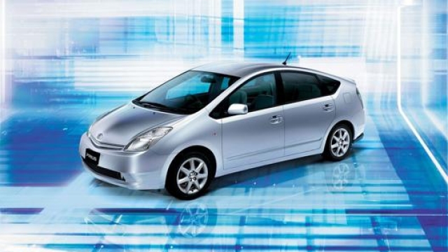 La Toyota Prius Hybrid offriva quanto promesso: 28 chilometri al litro. Fu nominata Auto dell'anno 1997 e alla COP3 di dicembre 1997 la Prius fu usata come auto ufficiale