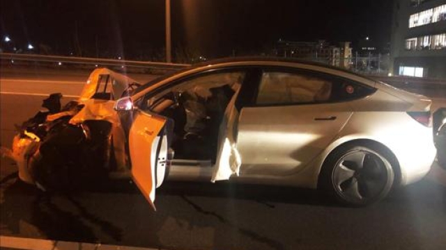 La Tesla incidentata nella foto pubblicata sulla pagina Facebook della polizia del Connecticut