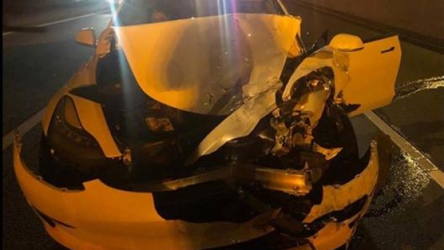 La Tesla incidentata nella foto pubblicata sulla pagina Facebook della polizia del Connecticut