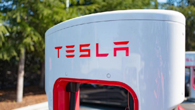 È stata appena installata a Londra, a Park Royal all'interno dell'officina Tesla di Dukes Road n.152, la 50esima stazione Supercharger europea per la ricarica veloce delle auto elettriche del costruttore californiano