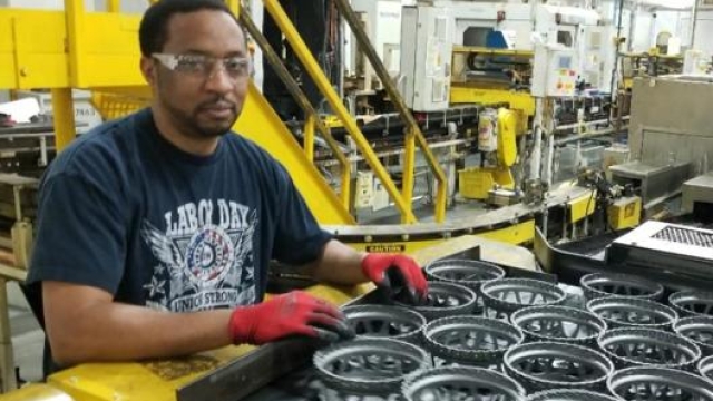 Un metalmeccanico americano al lavoro in uno stabilimento GM