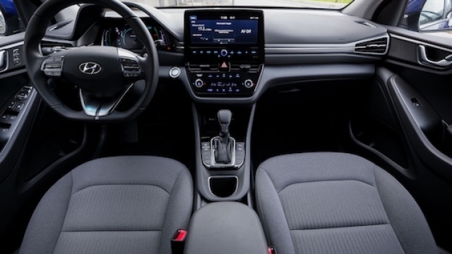 Gli interni della Hyundai Ioniq Hybrid