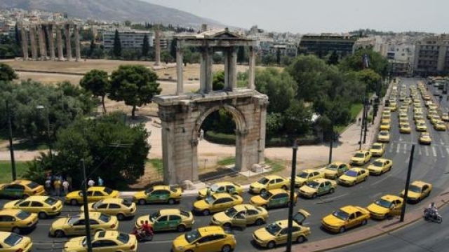 I taxi ad Atene che bloccano il traffico per uno sciopero