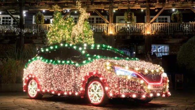 La Nissan Leaf albero di Natale parigina