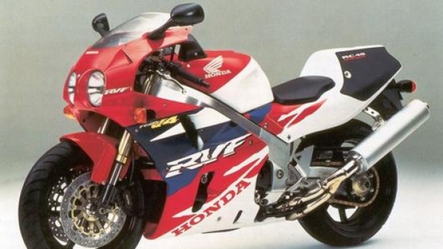 Come l’antenata RC30, la RC45 montava un propulsore V4 con una raffinatissima distribuzione a cascata di ingranaggi: vinse il titolo mondiale Superbike con John Kocinski nel 1997