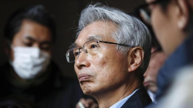 L’avvocato Junichiro Hironaka assediato dai giornalisti a Tokyo. Ap