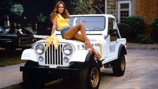 Daisy (Catherine Bach) e la Jeep CJ-7 Golden Eagle