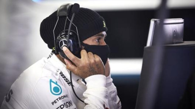 Lewis Hamilton con mascherina ai box Mercedes a Silverstone