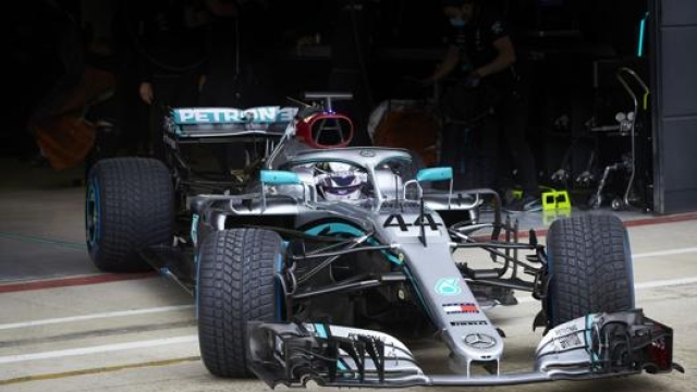 Lewis Hamilton prende la pista a Silverstone