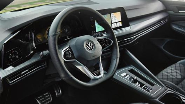Gli interni della Volkswagen Golf 8 R-Line
