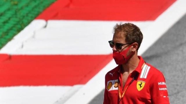 Sebastian Vettel ispeziona il circuito di Zeltweg in preparazione del primo GP stagionale. Afp