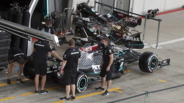 I meccanici Mercedes alle prese con la vettura di Lewis Hamilton sulla pit lane di Zeltweg. Lapresse