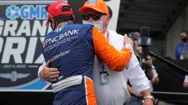 Scott Dixon abbraccia il patron del suo team, Chip Ganassi. AFP