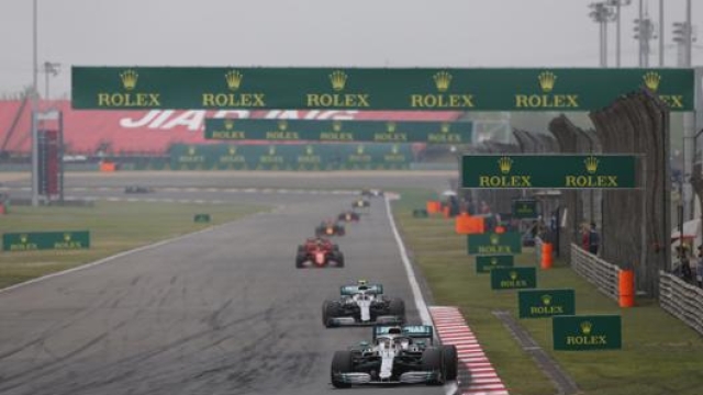 Lewis Hamilton precede la Mercedes gemella di Valtteri Bottas nel GP Cina 2019 LAPRESSE