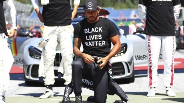 Lewis Hamilton inginocchiato prima del via. Lapresse