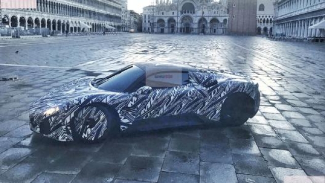 La nuova supercar del Tridente a Venezia in piazza San Marco