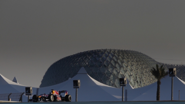 Vettel con la Red Bull durante le prove libere del GP di Abu Dhabi 2010, anno del suo primo mondiale. Lapresse