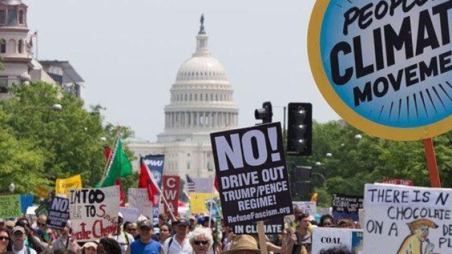 Una protesta a Washington contro i cambiamenti climatici