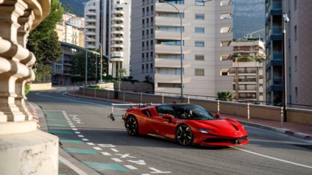 La Ferrari SF90 Stradale guidata da Leclerc nelle strade del Principato