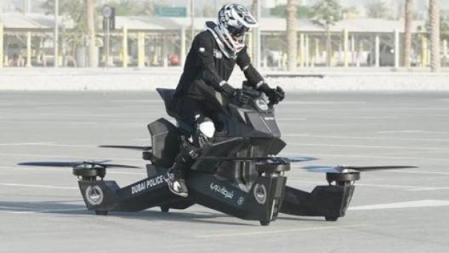L’hoverbike Scorpion S-3 della polizia di Dubai