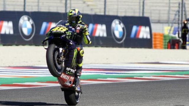 Un’impennata di Valentino Rossi nelle prove libere dello scorso GP di Misano (LaPresse)
